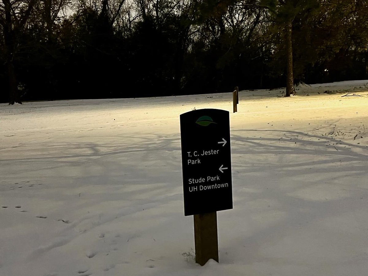 vxflores's tweet photo. Putting the “white” in White Oak Bayou Trail. #houwx #winterstormenzo https://t.co/ZNMiiLl79i