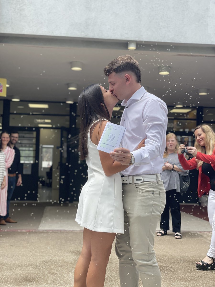 CastilloVanesa_'s tweet photo. Al final si me casé con el amor de mi vida🤍 https://t.co/vXff9YVClt