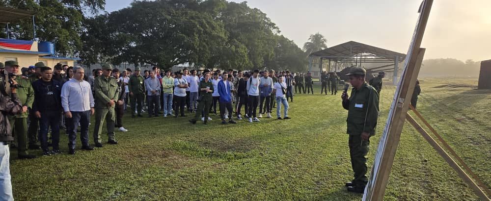 MMarreroCruz's tweet photo. Acompañamos a jóvenes de la UCI y la CUJAE en prácticas de tiro como parte del Bastión Estudiantil Universitario.

Como plantea nuestra Constitución en su artículo 4: "la defensa de la patria socialista es el más grande honor y el deber supremo de cada cubano".

#PuebloUniformado https://t.co/VIl5GZJJFl