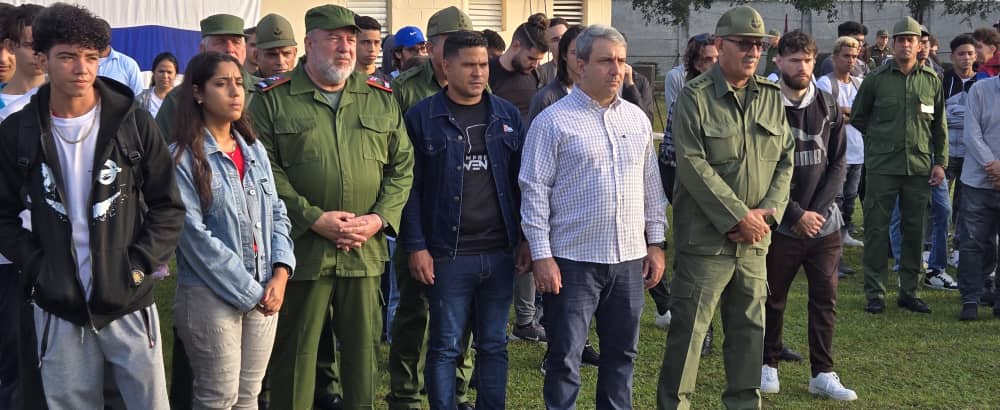 MMarreroCruz's tweet photo. Acompañamos a jóvenes de la UCI y la CUJAE en prácticas de tiro como parte del Bastión Estudiantil Universitario.

Como plantea nuestra Constitución en su artículo 4: "la defensa de la patria socialista es el más grande honor y el deber supremo de cada cubano".

#PuebloUniformado https://t.co/VIl5GZJJFl
