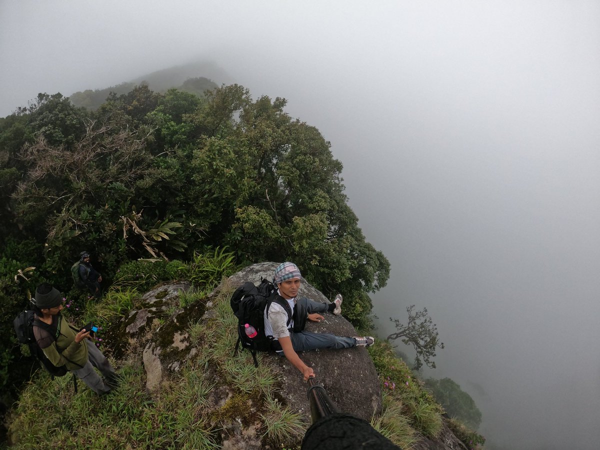 hiker_unknown's tweet photo. සුපිරිම කන්දකට ගිහිල්ලා View එකක් නැති වුනාම...... 🥲 "මීදුම කියන්නේ වෙනම ආතල් එකක් Bro"
සිත නිවන කතා........ https://t.co/nvw1F2sBJy