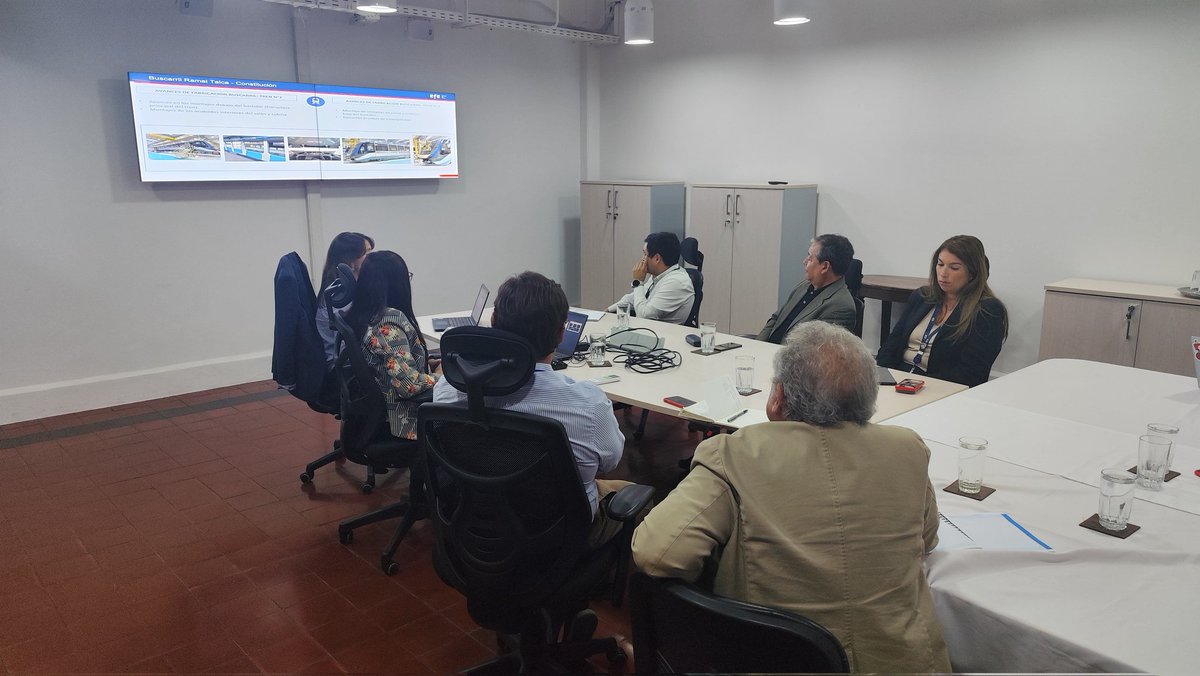 MTTMaule's tweet photo. #AgendaMTT El @DPRMaule Humberto Aqueveque, SeremiTT Guillermo Ceroni y grte. gral. @EFETrenesChile María Constanza Villalobos, sostuvieron encuentro de trabajo para confirmar llegada del primer buscarril que marcará renovación paulatina del #Ramal desde primer trimestre de 2025 https://t.co/N2FMwoF9lB