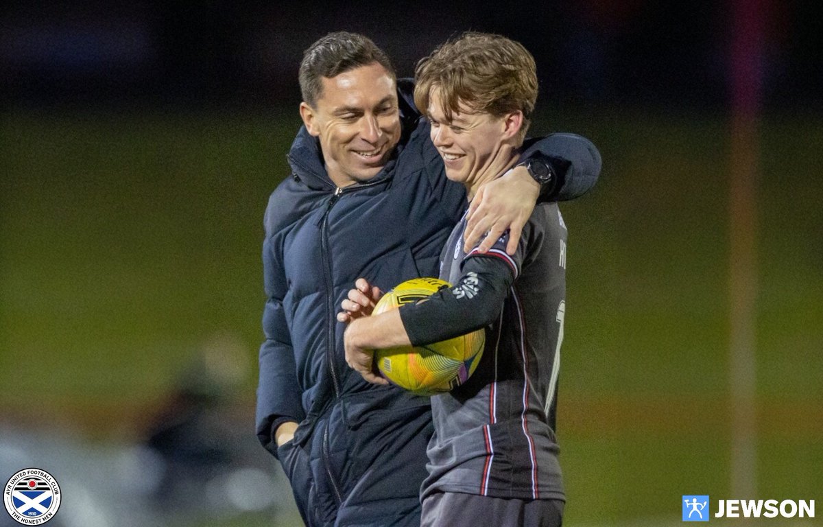 Find someone that looks at you the way Scott Brown looks at Jay Henderson 😍

⭐Star man in the <a href="/spfl/">SPFL</a> #TOTW 👏🏻

#WeAreUnited