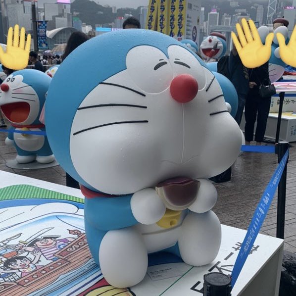in_oshiire's tweet photo. かわいい香港ドラえもんオブジェランキング第1位「もっちゃもちゃどら焼きを頬張るドラえもん」 https://t.co/gRI3mE3Mah