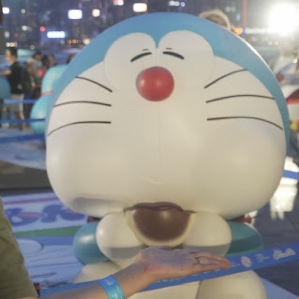 in_oshiire's tweet photo. かわいい香港ドラえもんオブジェランキング第1位「もっちゃもちゃどら焼きを頬張るドラえもん」 https://t.co/gRI3mE3Mah