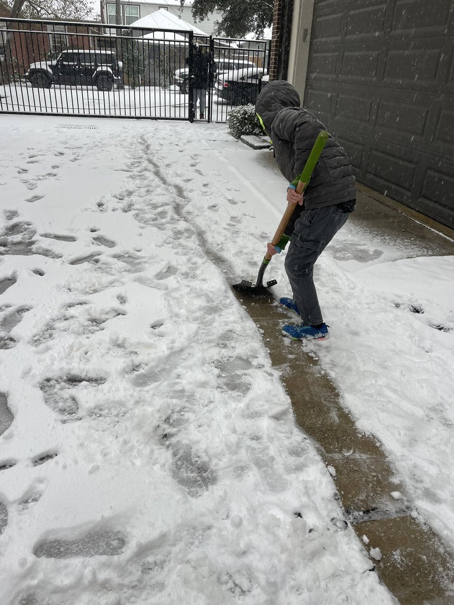 Shoveling snow in Houston! <a href="/mattlanza/">Matt Lanza</a> <a href="/TxStormChasers/">Texas Storm Chasers ⚡</a>