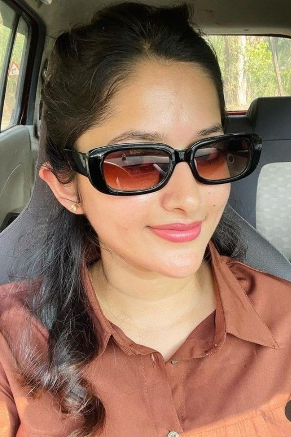 आपको चश्मे वाली लड़कियां कैसी लगती है 😂