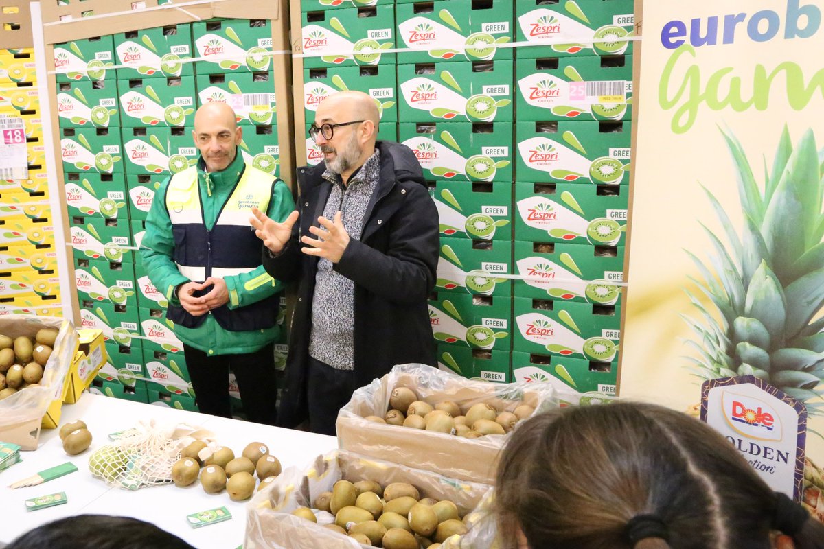 Comenzamos 2025 con "La Escuela de La fruta” de <a href="/5aldiaspain/">5 al día</a> y <a href="/Asomafrut/">ASOMAFRUT</a>  Niños del colegio San Juan Bautista visitaron las instalaciones de nuestro socio Eurobanan Gamero, en <a href="/mercamadrid_hoy/">Mercamadrid</a>. Hoy <a href="/Zespri_es/">Zespri Kiwifruit Esp</a> explico a l<a href="/s/">『S』</a> niñ@s muchas curiosidades sobre el #kiwi. ¡Gracias!
