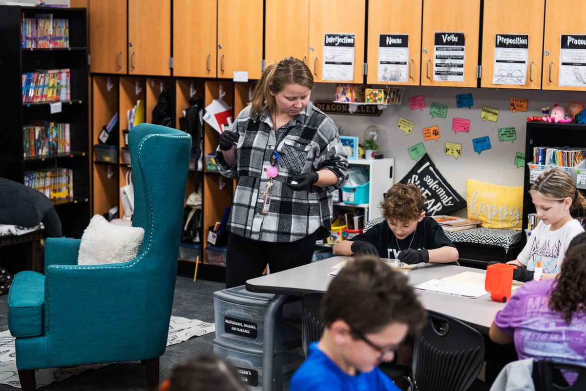 RoyseCityISD's tweet photo. ๐ 3rd graders at WR Fort Elementary had a unique opportunity to dissect owl pellets, thanks to a grant from the Royse City ISD Education Foundation. They learned about the food chain and discovered what their owl preyed upon. #GrantInAction #RCISDJoy https://t.co/mzR5aVJewM