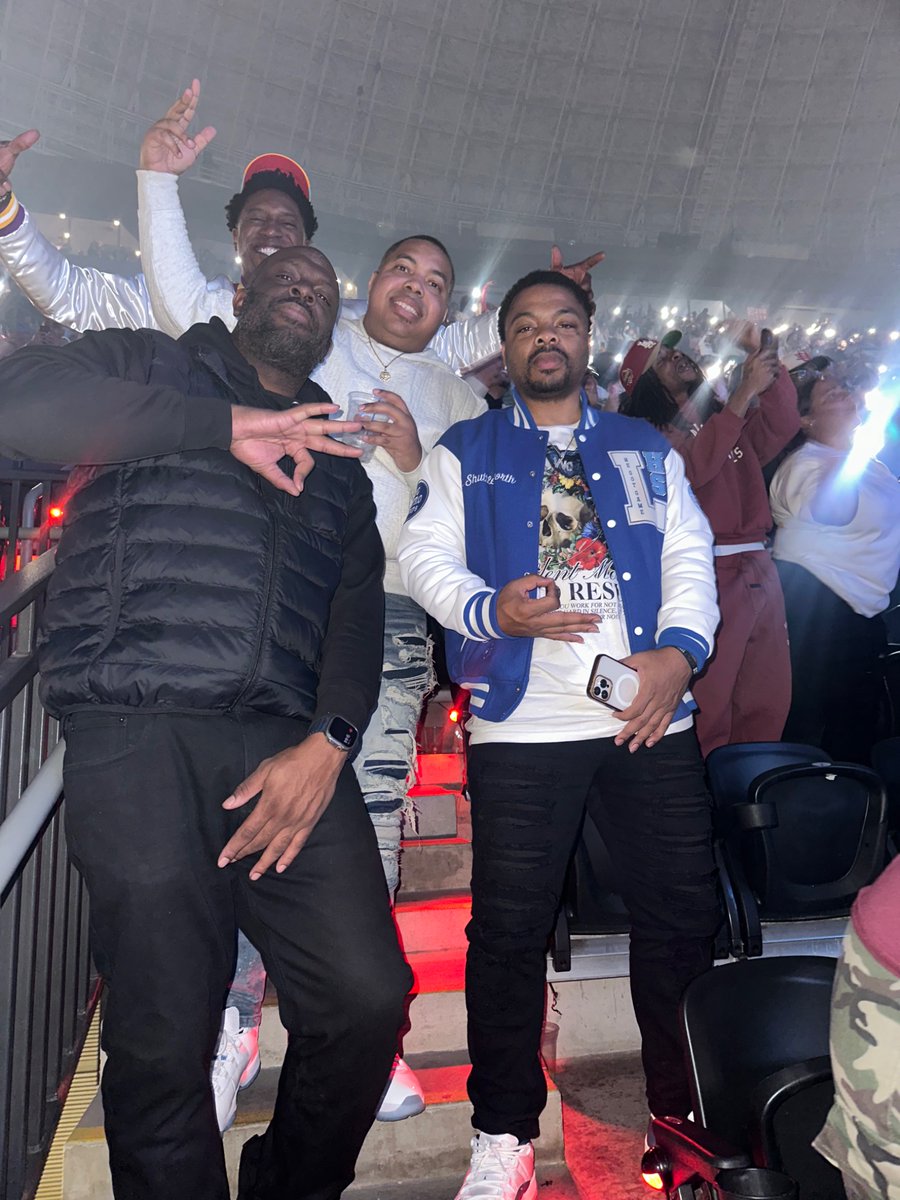 coachchaney_3's tweet image. “In the club where I hardly could be, so I bring the party to me. Top floor, presidential suite and we fifty deep” #MyBrothers #LastLapTour #RodWave