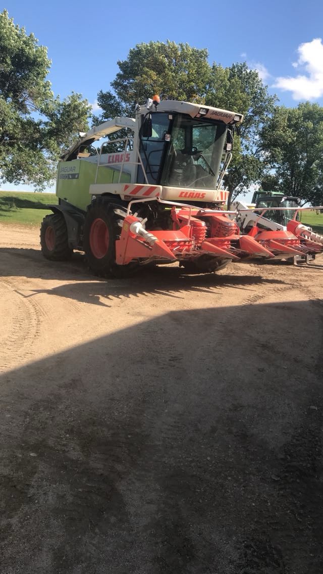 gorder_max's tweet photo. 2008 850 claas 
2900 engine hours 
2200 cutter hours
Rock stop and metal detector
8 row spout
Excellent condition
Has been an excellent machine for us for the past ten years. 
445 kemper 6 row rotary head to go with it. 
Located eastern South Dakota. 
$120,000 open to offers https://t.co/9Znkj3c6ml