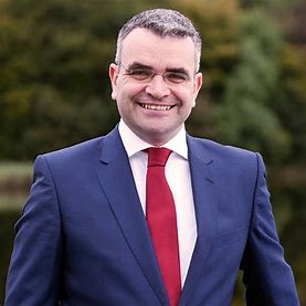 7LATG4's tweet image. 7LÁ anocht ar @TG4TV ag 8pm le @mairinnighadhra

▶️Rialtas nua agus Taoiseach le ceapadh amárach - @daracalleary / @PearseDoherty #Rialtas

▶️Donald Trump mar Uachtarán na Stát Aontaithe Mheiriceá den dara huair - Dr Úna Ní Bhroiméil / Diarmuid Mac Suibhne #USAElection2024