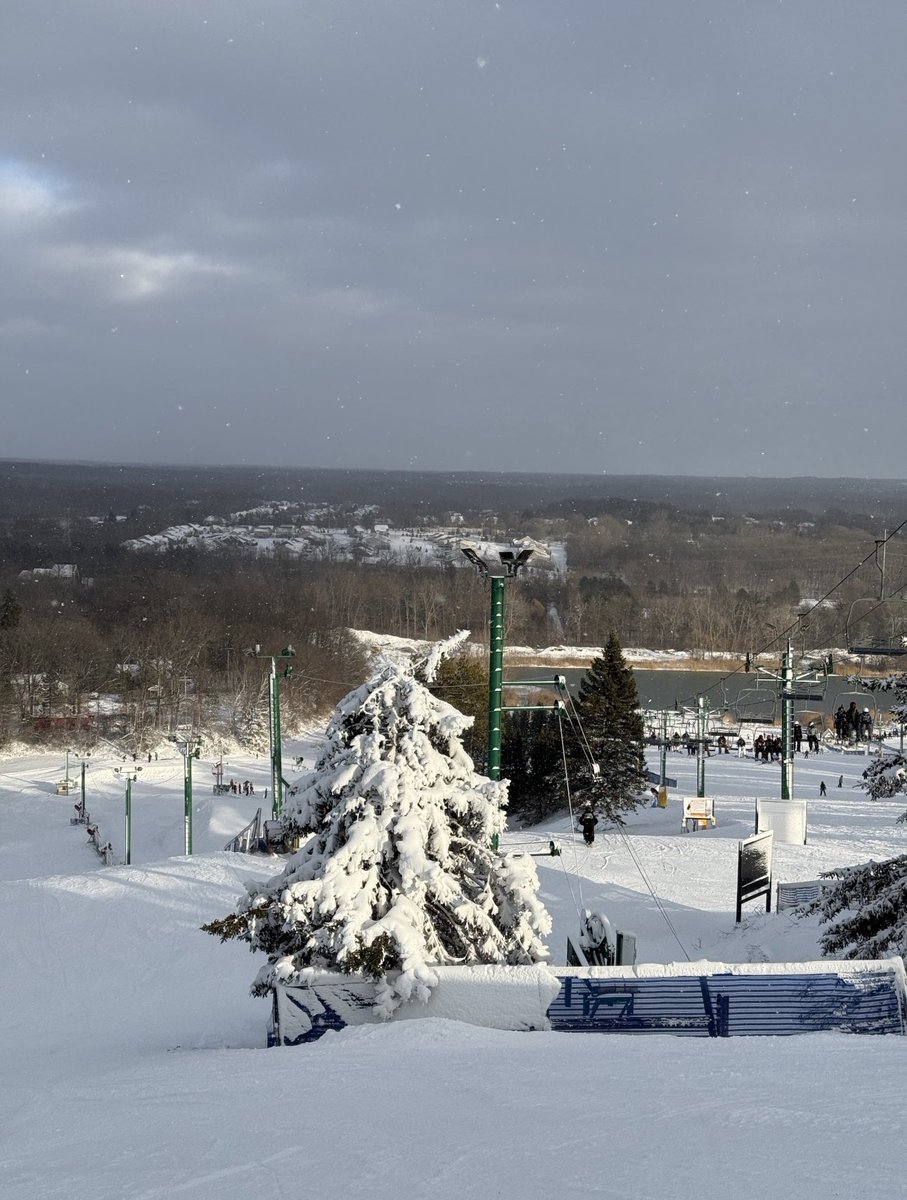 PineKnobSkiing's tweet photo. ❄️🌨️ Bundle Up for Fun at Pine Knob! 🏂🌞
Join us for ski or snowboard lessons. All levels welcome. Book now, space is limited! 📅📍 https://t.co/BK0UQ0QNhv
📷 Instructor Eric Suran
#SkiLessons #SnowboardLessons #WinterFun #SkiPineKnob https://t.co/of8jr3ro9l