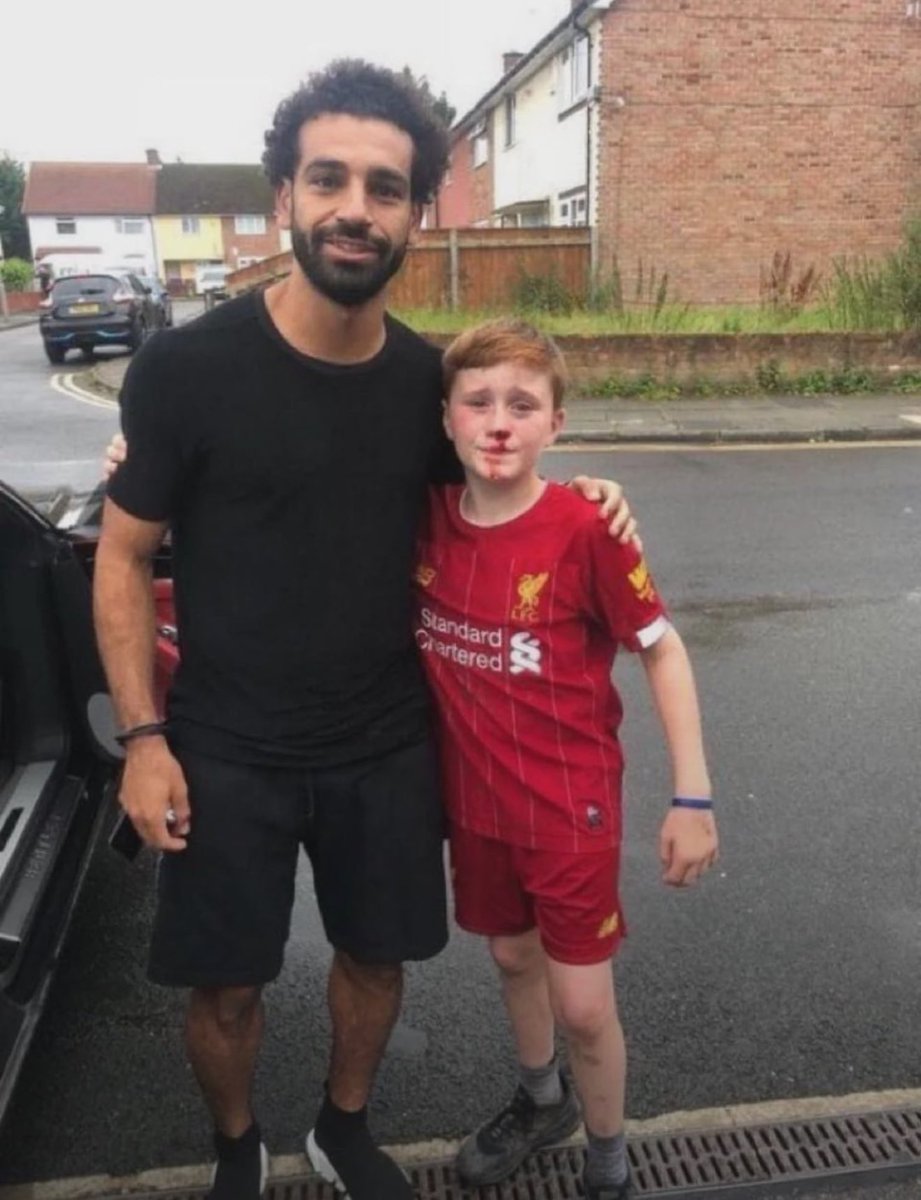 enbajafutbol's tweet photo. 😳🇪🇬 Mohamed Salah GOLPEÓ a un pequeño hincha del Everton que le pidió una foto y le OBLIGÓ a ponerse una camiseta del Liverpool

🤝 El pequeño accedió y se tomaron la foto sin inconvenientes 🥹 https://t.co/x9TrcaLd2e
