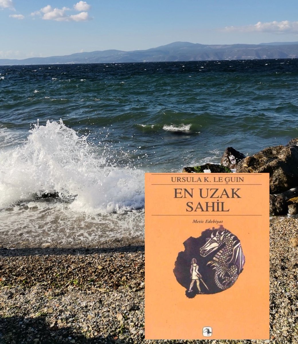 OkurrSessiz's tweet image. Selam. Bu ayın bir diğer okuduğum kitabı Ursula L. Guin&apos;in Yerdeniz Serisinin üçüncüsü En Uzak Sahil oldu. Arren ve Ged birlikte ölüm ve yaşam arasında uzun ve zorlu bir yolculuğa çıkarlar.
#reklam değil! #pdfbook