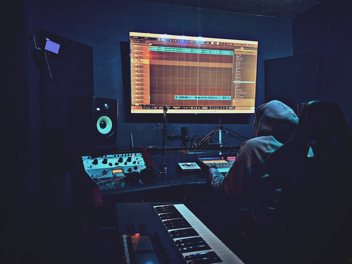 ProvenProdigy_'s tweet image. In my happy place…..

Not a lot of people get the opportunity to really live out what they dream so I make sure I take full advantage and not cheat the game……

#prodigywiththeheat🔥🔥🔥 

#audioengineer #producer #music #musicproducer #hiphop #singers #songwriters #rnb