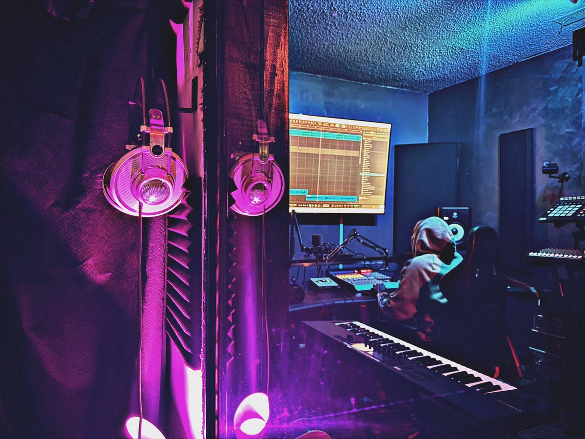 ProvenProdigy_'s tweet image. In my happy place…..

Not a lot of people get the opportunity to really live out what they dream so I make sure I take full advantage and not cheat the game……

#prodigywiththeheat🔥🔥🔥 

#audioengineer #producer #music #musicproducer #hiphop #singers #songwriters #rnb