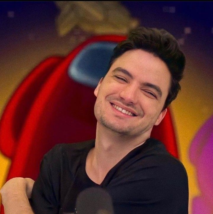 Eu simplesmente amo essa foto, reflete exatamente como eu sempre quero te ver. Sorrindo. Feliz aniversário Fê, espero que esse dia te arranque muitos sorrisos assim. Tenho muito orgulho em te chamar de ídolo. Te amo❤️
<a href="/felipeneto/">Felipe Neto 🦉</a> #FelipeNetoFaz37