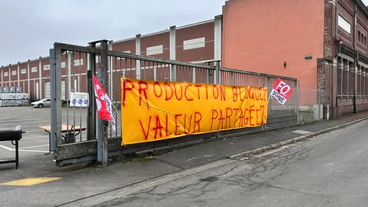 MatthiasRN's tweet image. 🏭 Les ouvriers de l'usine Saint-Frères à #Flixecourt, ont aujourd'hui obtenu gain de cause, après 5 jours de grève.

👉 Augmentation de 50 centimes de l'heure 

👉 300€ de prime

Et ce alors que le groupe belge est (largement) bénéficiaire.

Nous sommes allés à leur rencontre
