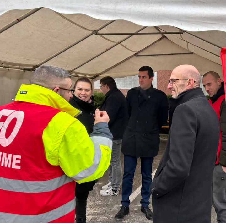 MatthiasRN's tweet image. 🏭 Les ouvriers de l'usine Saint-Frères à #Flixecourt, ont aujourd'hui obtenu gain de cause, après 5 jours de grève.

👉 Augmentation de 50 centimes de l'heure 

👉 300€ de prime

Et ce alors que le groupe belge est (largement) bénéficiaire.

Nous sommes allés à leur rencontre