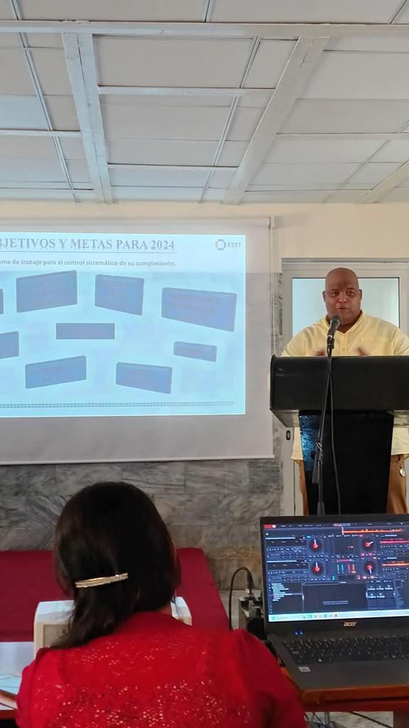 MaricdaniR36766's tweet photo. El Director General, Reiniel Valdes , presenta el informe de Balance de Resultados de la Gestión Empresarial correspondiente al año 2024.
#Balance2024 #Resultados #ESTT https://t.co/ZyFVWVveQr
