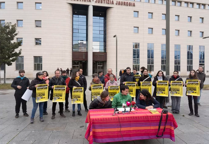 naiz_info's tweet photo. Aroztegia gelditzeko otsailaren 1eko manifestaziora deitu dute 140 eragilek https://t.co/MO389IUGnW https://t.co/Jw913RnrAR