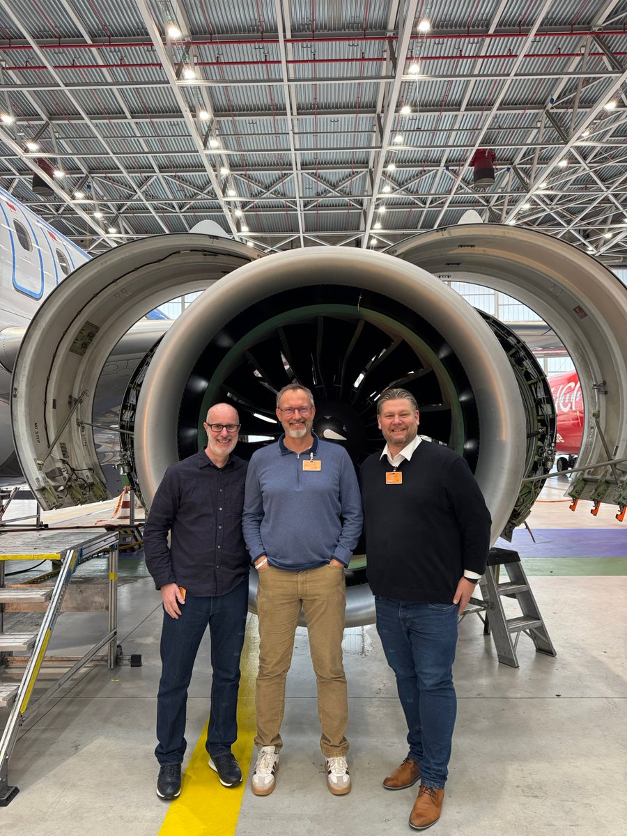 NJPaterson70's tweet photo. Special day with these guys. Thanks to @TUIflyBelgium for the airside tour #TUIfly #TUIflywithus https://t.co/FtOQ9GpNKB