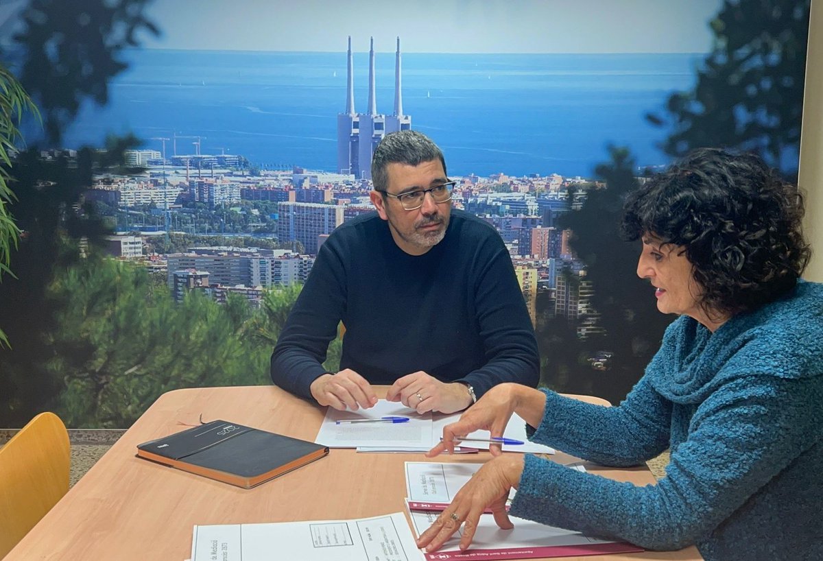 Professionals  del servei de Mediacio de <a href="/AjSantAdria/">Ajuntament SantAdrià</a> aquest matí repassant  possant en comú alguns dels expedients d'usuaris amb els que hem iniciat aquest nou any. 
#21DiaEuropeuMediacio