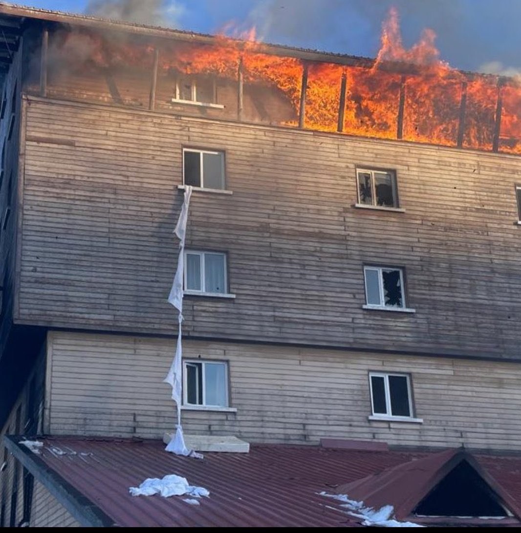 Bu ülkede yaşam, ölümle yapılan bir dans gibidir.Ev alsan deprem yıkar, tatile gitsen yangın çıkar.Türkiye’nin en pahalı otelinde yangın merdiveni bile yok.Ölüm sıradan, yaşam ise büyük bir mücadeledir.Hepimizin hayatında bir “katil” vardır; bazen ihmaller, bazen açgözlülük
#bolu