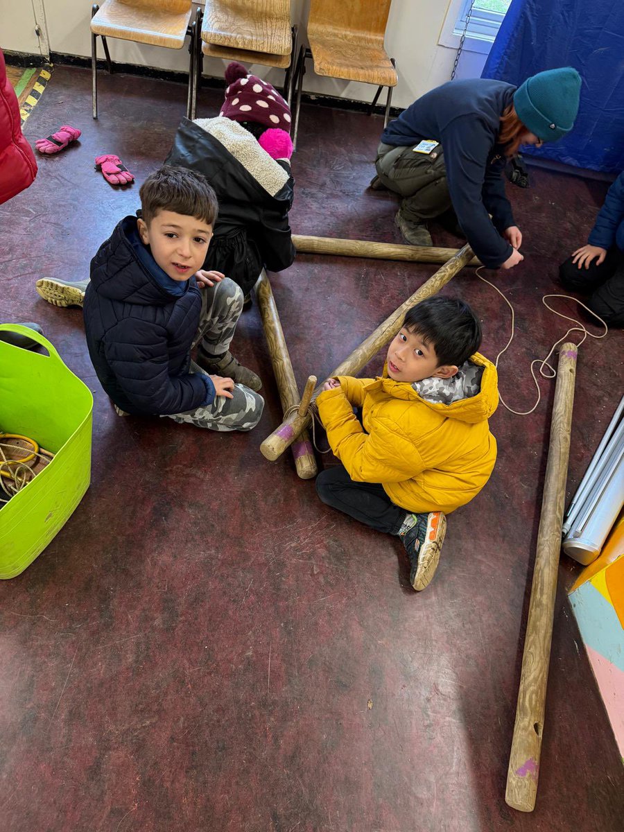 AlbionPrimary's tweet photo. Year 3 had another delicious lunch, then it was time for woods compass and ballista building.
#APSresidential 
#APSyear3 https://t.co/7V0BQG3F7P