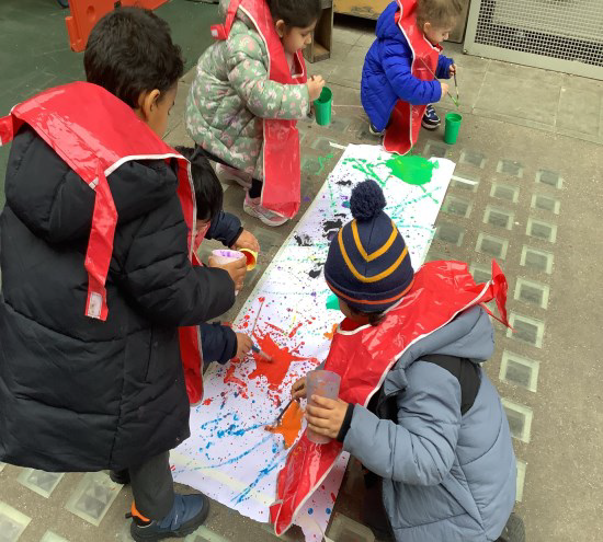Reception have been creating paintings in the style of drip painting. They created their own paintings, using a mixture of colours - look at their creation! 🎨