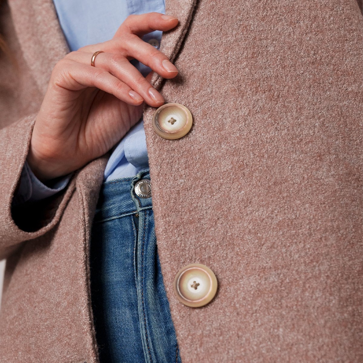 Mood_Fabrics's tweet image. 🎉 Introducing the FIRST free sewing pattern of 2025: The Bergen Coat! 🎉

#MoodBergenPattern #MoodFabrics #FreeSewingPattern #BoiledWool #WoolCoating