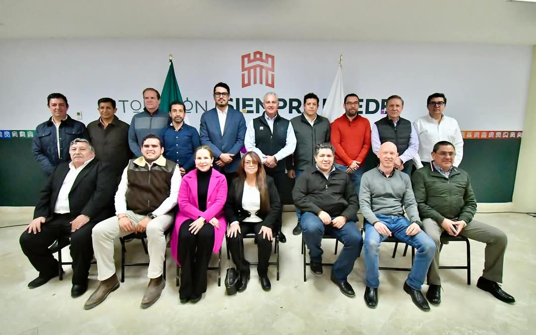 CANACINTRA_Trc's tweet photo. ¡Avanzamos juntos!💧🙌🏻

Reafirmando nuestro compromiso de mantener alianzas estratégicas que contribuyan al crecimiento de nuestra región, el Lic. @AlejandroGtzG, asistió a la toma de protesta de Roberto Escalante como Gerente General de SIMAS Torreón. https://t.co/RAOs2ok5MA