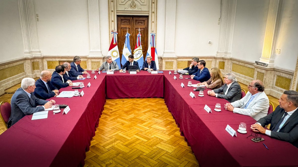 Gobierno de Córdoba (@gobdecordoba) on Twitter photo #Ahora | El gobernador <a href="/MartinLlaryora/">Martín Llaryora</a> se reúne en Rosario con sus pares de Santa Fe, <a href="/maxipullaro/">Maximiliano Pullaro</a>, y de Entre Ríos, <a href="/frigeriorogelio/">Rogelio Frigerio</a>.
Los mandatarios de la <a href="/RegionCentroOf/">Región Centro</a> abordarán diversos temas de interés común, entre los que se encuentran los vinculados a las problemáticas #Ahora | El gobernador <a href="/MartinLlaryora/">Martín Llaryora</a> se reúne en Rosario con sus pares de Santa Fe, <a href="/maxipullaro/">Maximiliano Pullaro</a>, y de Entre Ríos, <a href="/frigeriorogelio/">Rogelio Frigerio</a>.
Los mandatarios de la <a href="/RegionCentroOf/">Región Centro</a> abordarán diversos temas de interés común, entre los que se encuentran los vinculados a las problemáticas