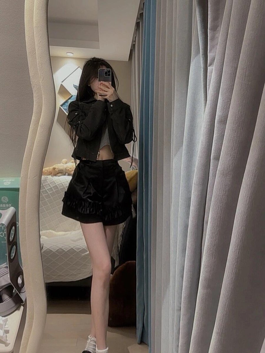 cxreaasdad's tweet photo. Home selfie 🤳🏻 sweet and cool outfit https://t.co/W4TMrQ10Ga
