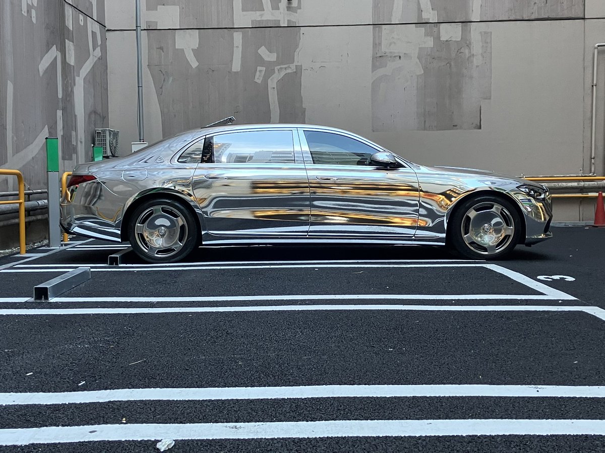 kat_nor's tweet photo. ピッカピカのMAYBACH😳 https://t.co/4IfoK8PLRs