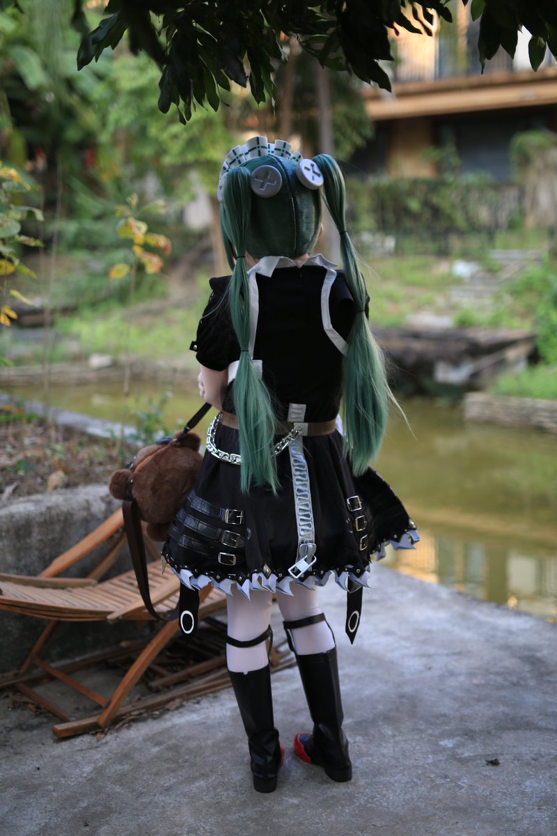 来自可琳的回眸，如沐浴春日暖阳下的溪流。
#着ぐるみ #kigurumi #绝区零 #zzzero #ゼンゼロ #可琳 #CorinWickes #corin
📸：<a href="/GuGuGu_Pigeon/">咕咕咕的鸽子</a>