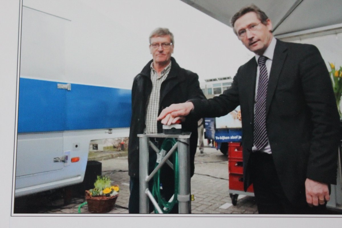 Startsein aanleg glasvezel in Meppel samen met Burgemeester Westmaas.