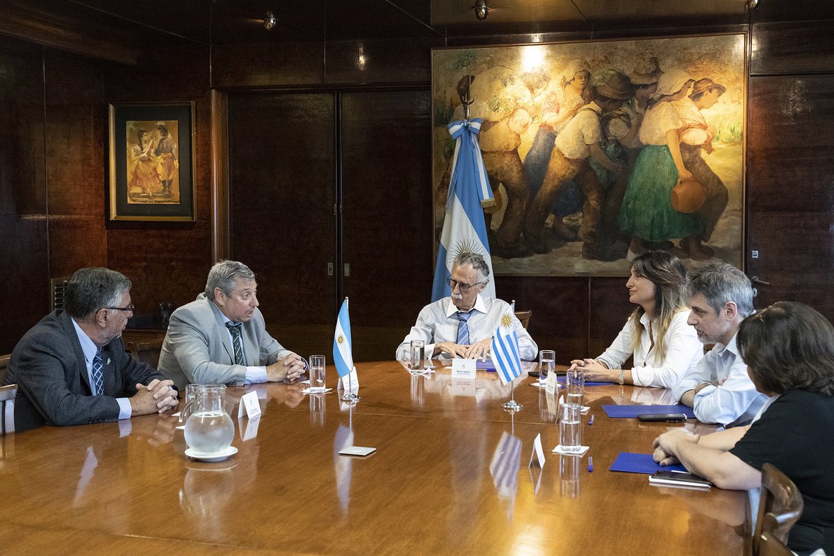En el día de ayer, el Embajador @pajaroenciso mantuvo un encuentro con el Ministro de Salud de la Nación, Dr. Mario Iván Lugones, y su equipo. Durante la reunión conversaron sobre temas de coordinación binacional, entre ellas la campaña llevada a cabo contra el dengue. 🇺🇾🇦🇷