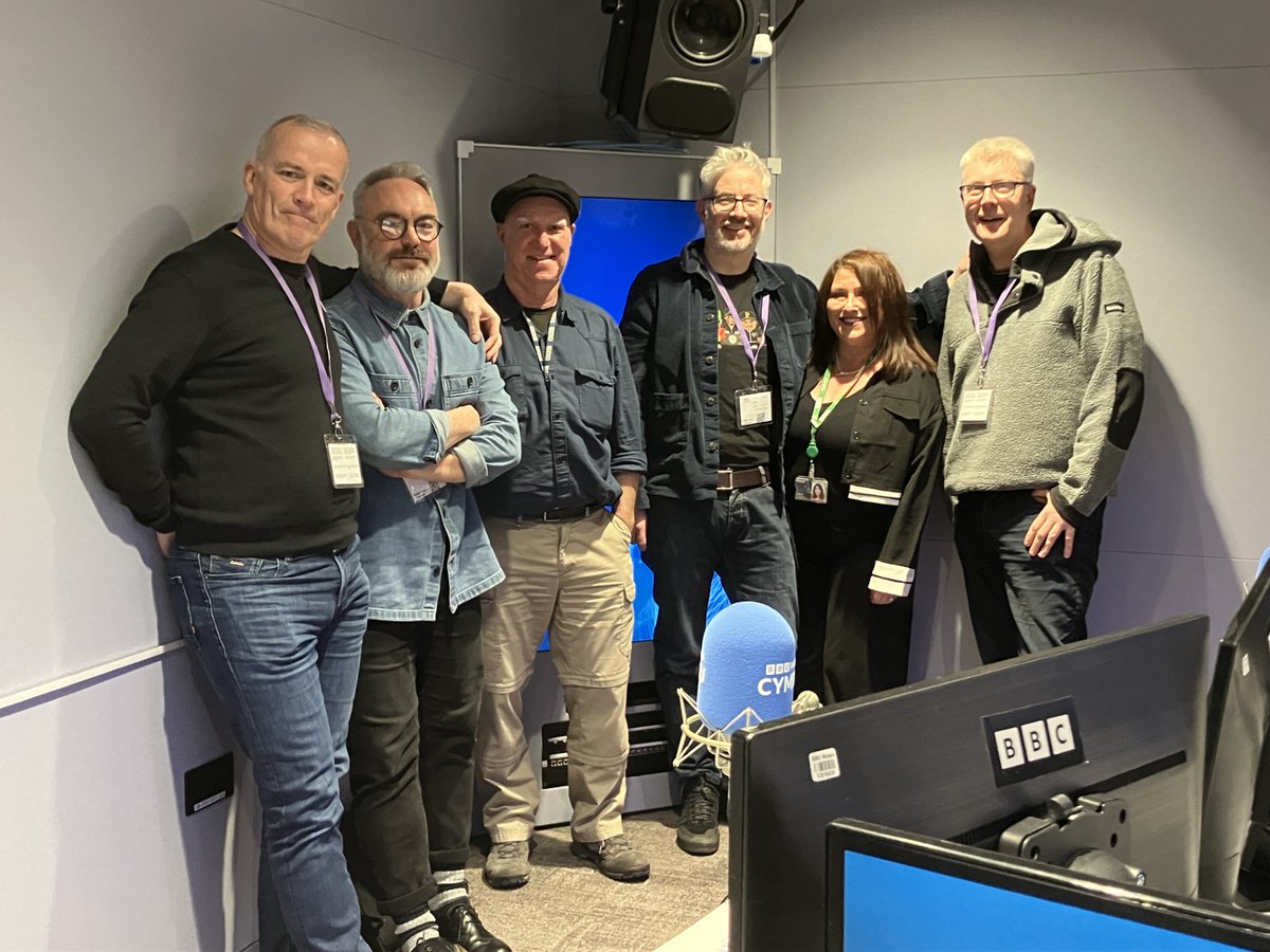 Rhys Mwyn (@therealrhysmwyn) on Twitter photo Sioe neithiwr yn sgwrsio hefo DIFFINIAD  <a href="/diffiniad/">DIFFINIAD</a> <a href="/DirtyPopCardiff/">Dirty Pop</a> fyny rwan ar <a href="/BBCSounds/">BBC Sounds</a> 
bbc.co.uk/programmes/m00… Sioe neithiwr yn sgwrsio hefo DIFFINIAD  <a href="/diffiniad/">DIFFINIAD</a> <a href="/DirtyPopCardiff/">Dirty Pop</a> fyny rwan ar <a href="/BBCSounds/">BBC Sounds</a> 
bbc.co.uk/programmes/m00…