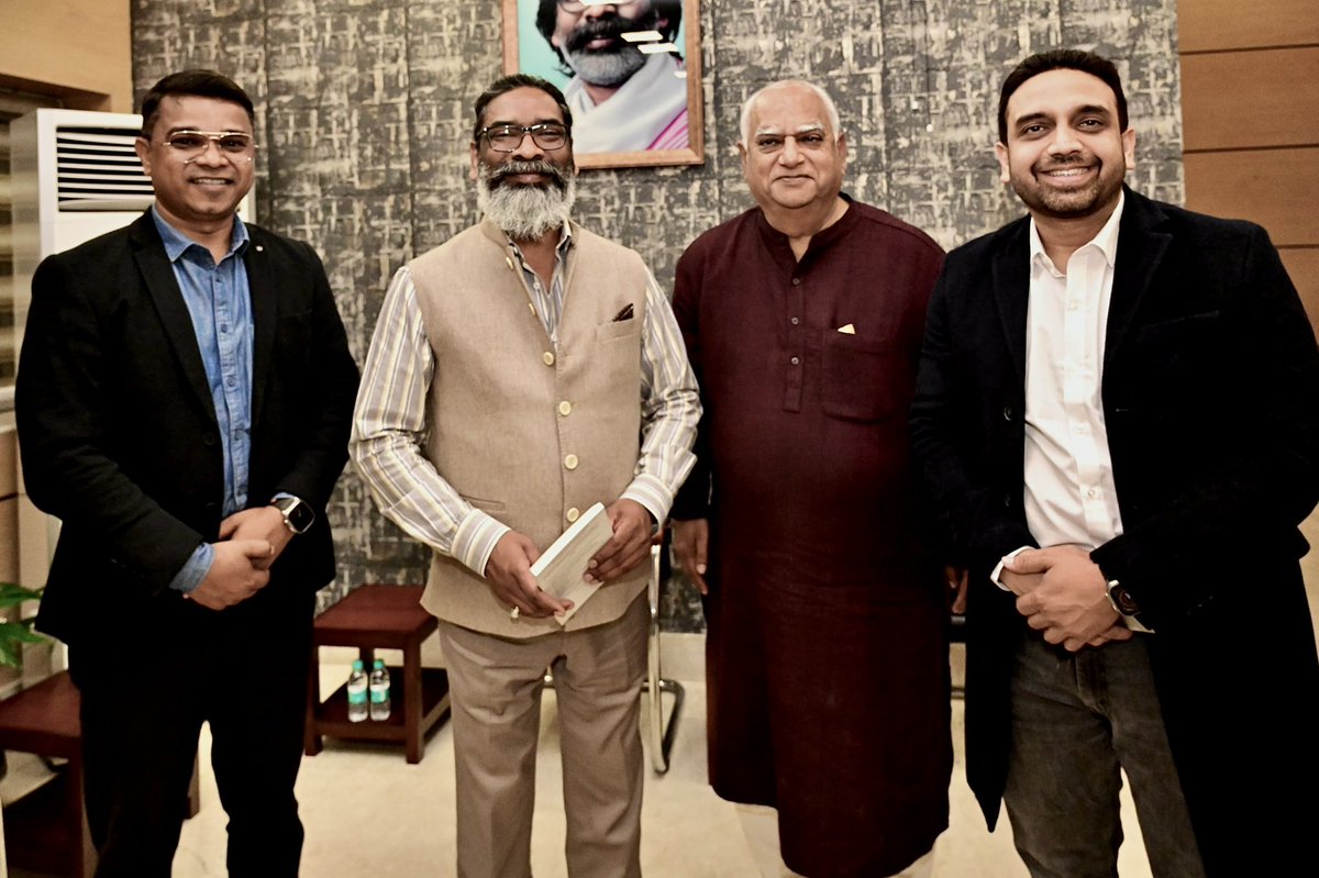 माननीय <a href="/HemantSorenJMM/">Hemant Soren</a> जी से आज आत्मीय मुलाकात हुई। आधे घंटे की चर्चा में यह स्पष्ट हो गया कि वो अब राज्य को लेकर बेहद संजीदा हैं।  
उनके विचार और ग्लोबल लेवल पर वृहद आर्थिक एवं राजनीतिक विचार सुन के मैं दंग रह गया। 
एक बेहद ख़ास व्यक्तित के धनी विजय सर के साथ मुलाक़ात हुई। कुछ