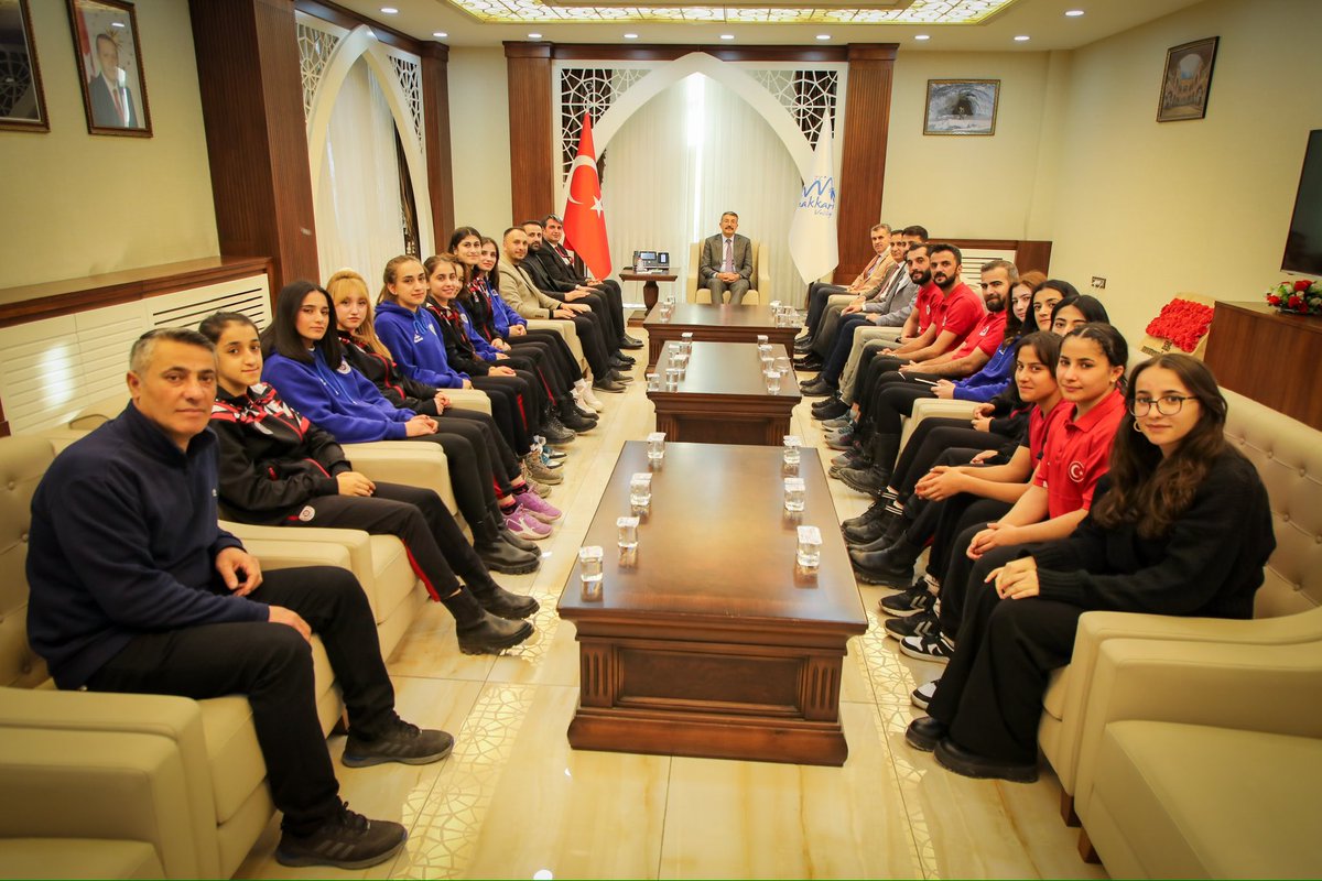 HakkariValiligi's tweet photo. 🔴Hakkari Valisi Ali Çelik’ten Kadın Sporculara Tam Destek

📌Hakkari Sportif Faaliyetler Kulübü ve Hakkari Hayalkent Spor Kulübü, Hakkari Valisi Ali Çelik’i makamında ziyaret ederek takımlarının çalışmaları hakkında bilgi verdi. Ziyarete, kadın voleybol branşında mücadele eden Hakkari Sportif Faaliyetler Kulübü Başkanı Turan Şimşek ve beraberindeki heyet ile kadın futbol takımını temsil eden Hakkari Hayalkent Spor Kulübü Başkanı Züleyha Elvin ve beraberindeki heyet katıldı.

Başkanlar, Vali Çelik’e kulüplerin hedeflerini ve genç sporcuların gelişimi için yürüttükleri projeleri aktardı. Kadın sporcuların başarılarından duyduğu memnuniyeti dile getiren Vali Çelik, altyapının geliştirilmesinin önemine vurgu yaptı. Çelik, “Hakkarili genç kızlarımızın bu tür başarılı spor dallarında yer alması hepimizi gururlandırıyor. Onlara destek olmak ve daha iyi şartlarda spor yapmalarını sağlamak için gereken her türlü çalışmayı yapacağız” ifadelerini kullandı.

Kadın sporcuların desteklenmesi gerektiğini belirten Çelik’in mesajı, spor kulüplerinin yöneticileri tarafından büyük memnuniyetle karşılandı. Görüşmede, Hakkari’de sporun yaygınlaştırılması, kadınların spora daha fazla katılımı ve altyapı projeleri konusunda fikir alışverişinde bulunuldu.

Hakkari Sportif Faaliyetler Kulübü ve Hakkari Hayalkent Spor Kulübü’nün temsilcileri, Vali Çelik’in sporun gelişimine yönelik verdiği destek için teşekkür ederek, kadın sporcularımızın başarılarını artırmak adına çalışmalarını sürdüreceklerini belirtti.