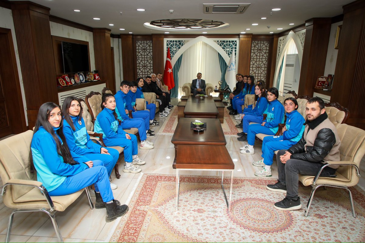 HakkariValiligi's tweet photo. 🔴Hakkari Valisi Ali Çelik’ten Kadın Sporculara Tam Destek

📌Hakkari Sportif Faaliyetler Kulübü ve Hakkari Hayalkent Spor Kulübü, Hakkari Valisi Ali Çelik’i makamında ziyaret ederek takımlarının çalışmaları hakkında bilgi verdi. Ziyarete, kadın voleybol branşında mücadele eden Hakkari Sportif Faaliyetler Kulübü Başkanı Turan Şimşek ve beraberindeki heyet ile kadın futbol takımını temsil eden Hakkari Hayalkent Spor Kulübü Başkanı Züleyha Elvin ve beraberindeki heyet katıldı.

Başkanlar, Vali Çelik’e kulüplerin hedeflerini ve genç sporcuların gelişimi için yürüttükleri projeleri aktardı. Kadın sporcuların başarılarından duyduğu memnuniyeti dile getiren Vali Çelik, altyapının geliştirilmesinin önemine vurgu yaptı. Çelik, “Hakkarili genç kızlarımızın bu tür başarılı spor dallarında yer alması hepimizi gururlandırıyor. Onlara destek olmak ve daha iyi şartlarda spor yapmalarını sağlamak için gereken her türlü çalışmayı yapacağız” ifadelerini kullandı.

Kadın sporcuların desteklenmesi gerektiğini belirten Çelik’in mesajı, spor kulüplerinin yöneticileri tarafından büyük memnuniyetle karşılandı. Görüşmede, Hakkari’de sporun yaygınlaştırılması, kadınların spora daha fazla katılımı ve altyapı projeleri konusunda fikir alışverişinde bulunuldu.

Hakkari Sportif Faaliyetler Kulübü ve Hakkari Hayalkent Spor Kulübü’nün temsilcileri, Vali Çelik’in sporun gelişimine yönelik verdiği destek için teşekkür ederek, kadın sporcularımızın başarılarını artırmak adına çalışmalarını sürdüreceklerini belirtti.