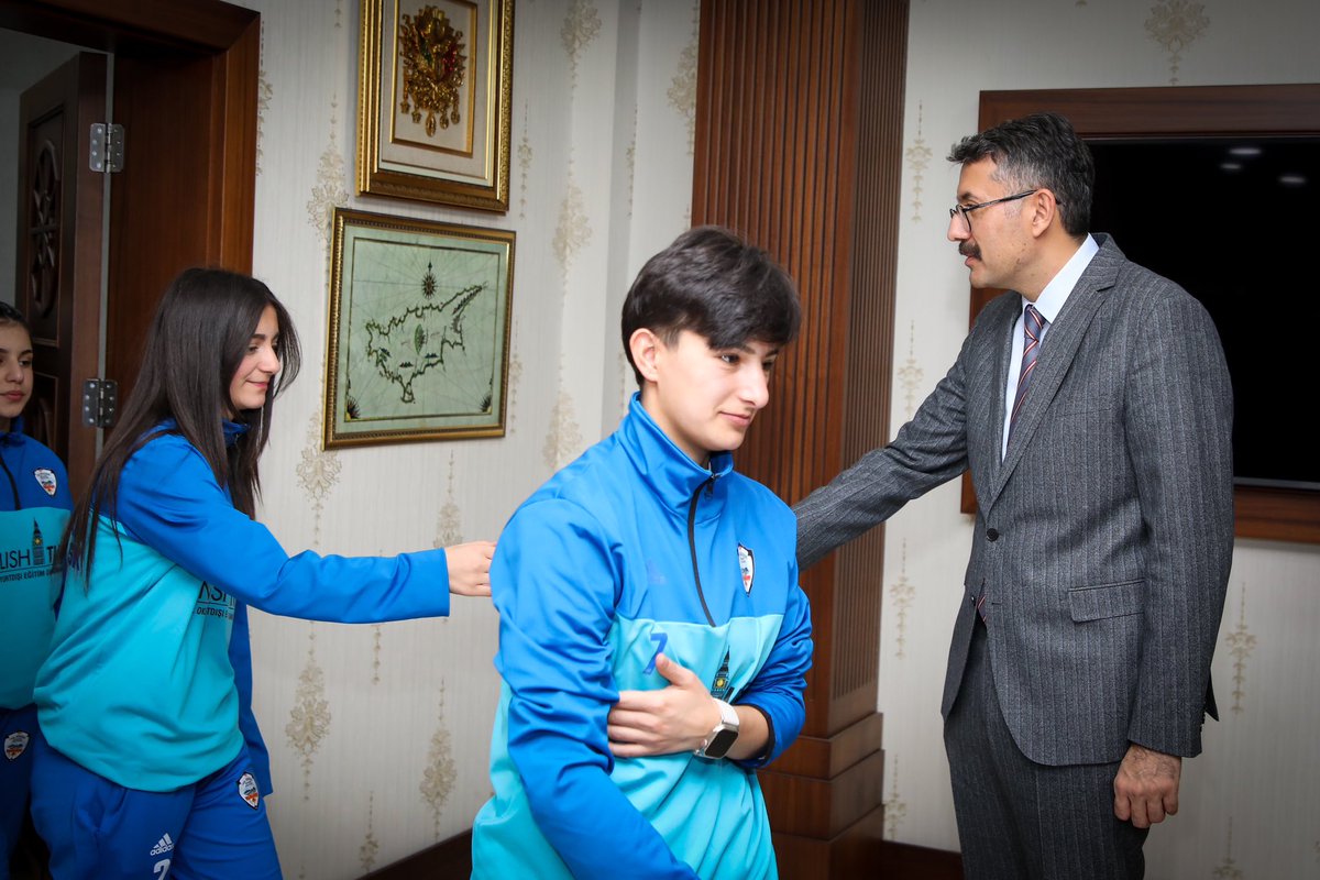 HakkariValiligi's tweet photo. 🔴Hakkari Valisi Ali Çelik’ten Kadın Sporculara Tam Destek

📌Hakkari Sportif Faaliyetler Kulübü ve Hakkari Hayalkent Spor Kulübü, Hakkari Valisi Ali Çelik’i makamında ziyaret ederek takımlarının çalışmaları hakkında bilgi verdi. Ziyarete, kadın voleybol branşında mücadele eden Hakkari Sportif Faaliyetler Kulübü Başkanı Turan Şimşek ve beraberindeki heyet ile kadın futbol takımını temsil eden Hakkari Hayalkent Spor Kulübü Başkanı Züleyha Elvin ve beraberindeki heyet katıldı.

Başkanlar, Vali Çelik’e kulüplerin hedeflerini ve genç sporcuların gelişimi için yürüttükleri projeleri aktardı. Kadın sporcuların başarılarından duyduğu memnuniyeti dile getiren Vali Çelik, altyapının geliştirilmesinin önemine vurgu yaptı. Çelik, “Hakkarili genç kızlarımızın bu tür başarılı spor dallarında yer alması hepimizi gururlandırıyor. Onlara destek olmak ve daha iyi şartlarda spor yapmalarını sağlamak için gereken her türlü çalışmayı yapacağız” ifadelerini kullandı.

Kadın sporcuların desteklenmesi gerektiğini belirten Çelik’in mesajı, spor kulüplerinin yöneticileri tarafından büyük memnuniyetle karşılandı. Görüşmede, Hakkari’de sporun yaygınlaştırılması, kadınların spora daha fazla katılımı ve altyapı projeleri konusunda fikir alışverişinde bulunuldu.

Hakkari Sportif Faaliyetler Kulübü ve Hakkari Hayalkent Spor Kulübü’nün temsilcileri, Vali Çelik’in sporun gelişimine yönelik verdiği destek için teşekkür ederek, kadın sporcularımızın başarılarını artırmak adına çalışmalarını sürdüreceklerini belirtti.