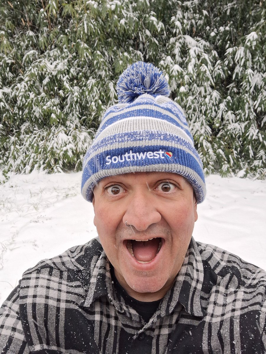 daveBackstageOL's tweet image. FINALLY getting to wear this AWESOME @SouthwestAir beanie they sent me! Snow in #Houston! Stay warm and SAFE everyone!