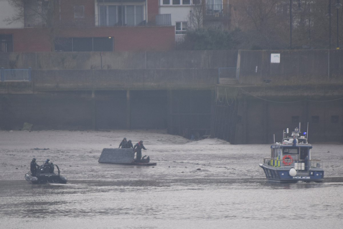 AJBC_1's tweet image. On another foggy day on the #Thames @MPSonthewater were out at #Woolwich doing some mud rescue training - in 1st pic is this @NPASLondon&apos;s new &apos;Project Seagull&apos; drone providing top cover??. 

#dlr_blog
#FirstResponders #EmergencyServices
#MudRescue #TrainingExercise
#London