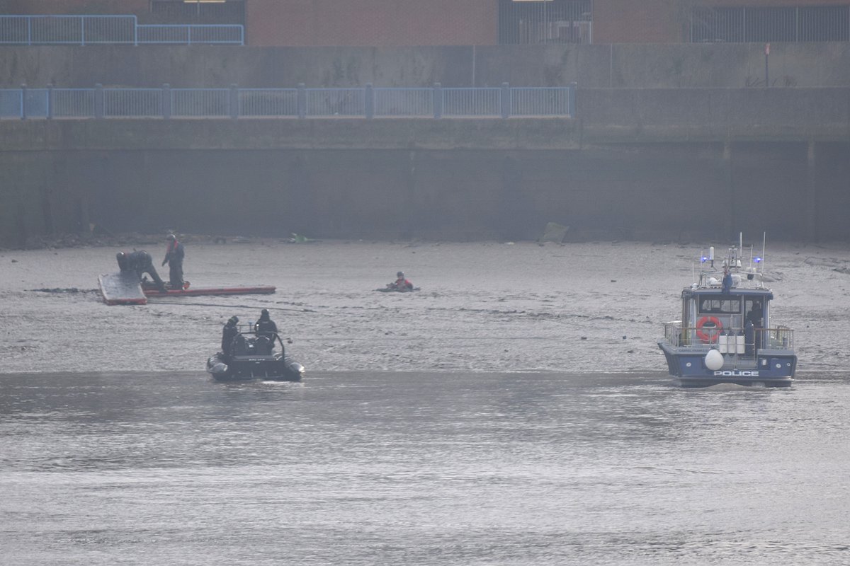 AJBC_1's tweet image. On another foggy day on the #Thames @MPSonthewater were out at #Woolwich doing some mud rescue training - in 1st pic is this @NPASLondon&apos;s new &apos;Project Seagull&apos; drone providing top cover??. 

#dlr_blog
#FirstResponders #EmergencyServices
#MudRescue #TrainingExercise
#London