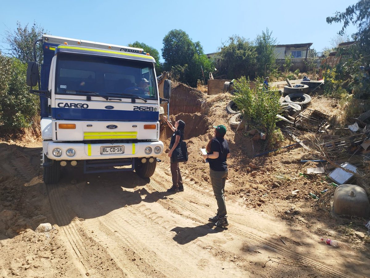 conaf_valpa's tweet photo. ⭕️#PREVENCIÓN| Hasta el sector Viña Fundo El Bosque, en #VillaAlemana, llegaron profesionales de #CONAFValparaíso, para concientizar a residentes en torno a la prevención de #IncendiosForestales. 
➡️Recordaron la restricción vigente respecto a las quemas agrícolas y forestales. https://t.co/0qUQYqW5MM