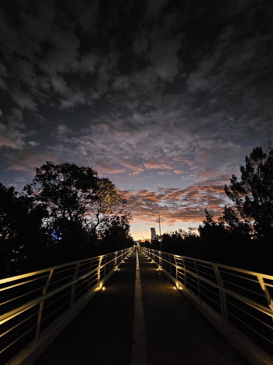 El amanecer y sus cielos, disfruto estos momentos en donde hay silencio y la penumbra #BuenosDías