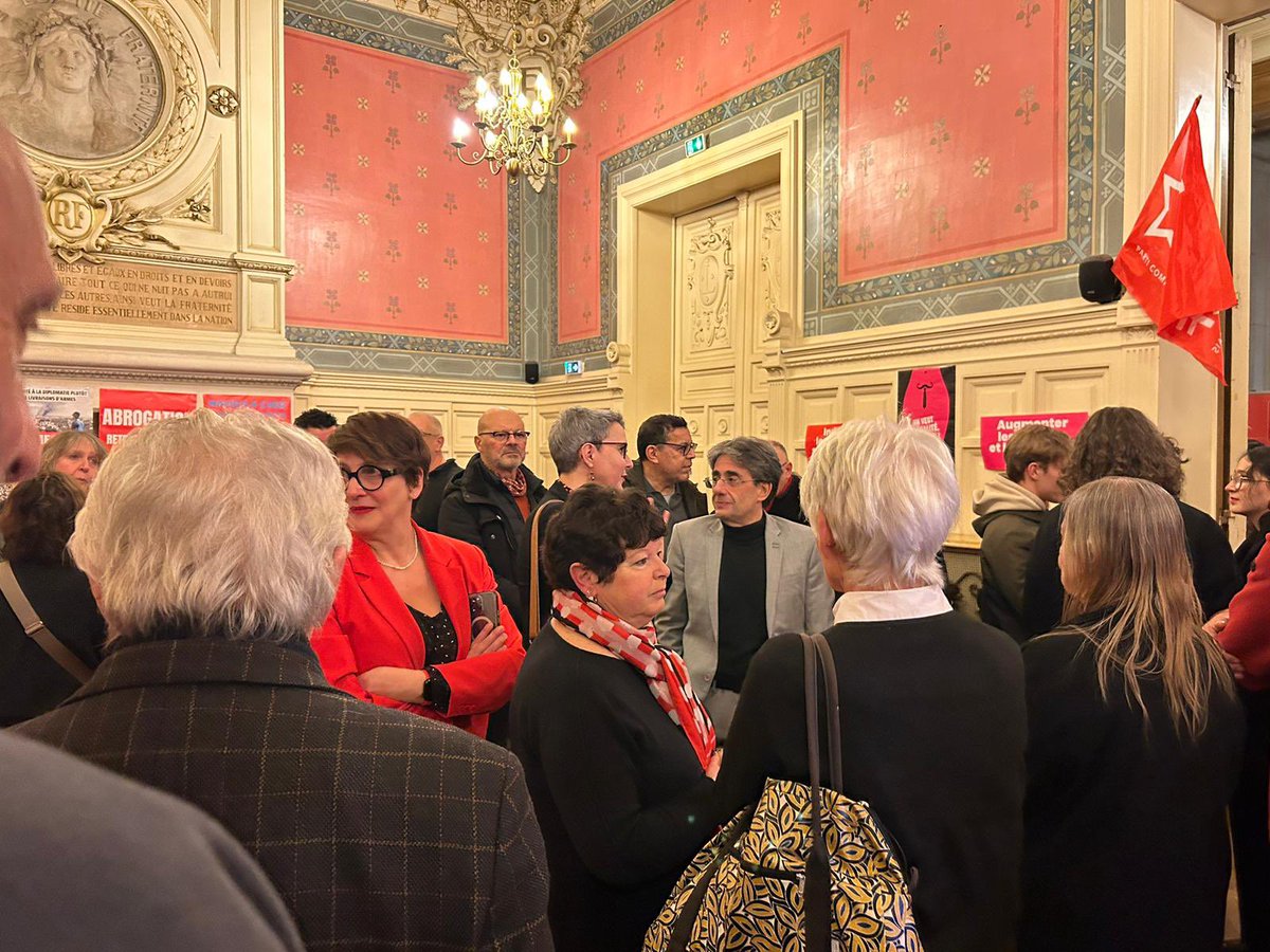 PcfLesLilas's tweet photo. Une belle cérémonie de vœux des élus communistes du @PcfLesLilas avec @CelineMalaise en invitée d’honneur. Un moment de rencontre et d’échanges politiques en présence d’élus resp associatifs et syndicaux, de lilasiens. Merci au MNR du prêt de l’expo Manouchian ! https://t.co/f7gqmxy0QY